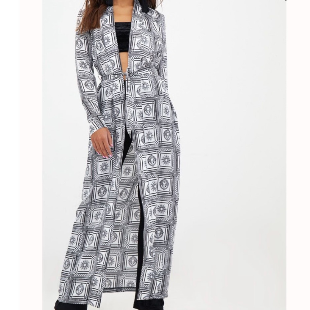 PRETTY LITTLE THING Petite Mono Scarf Print Duster Jacket